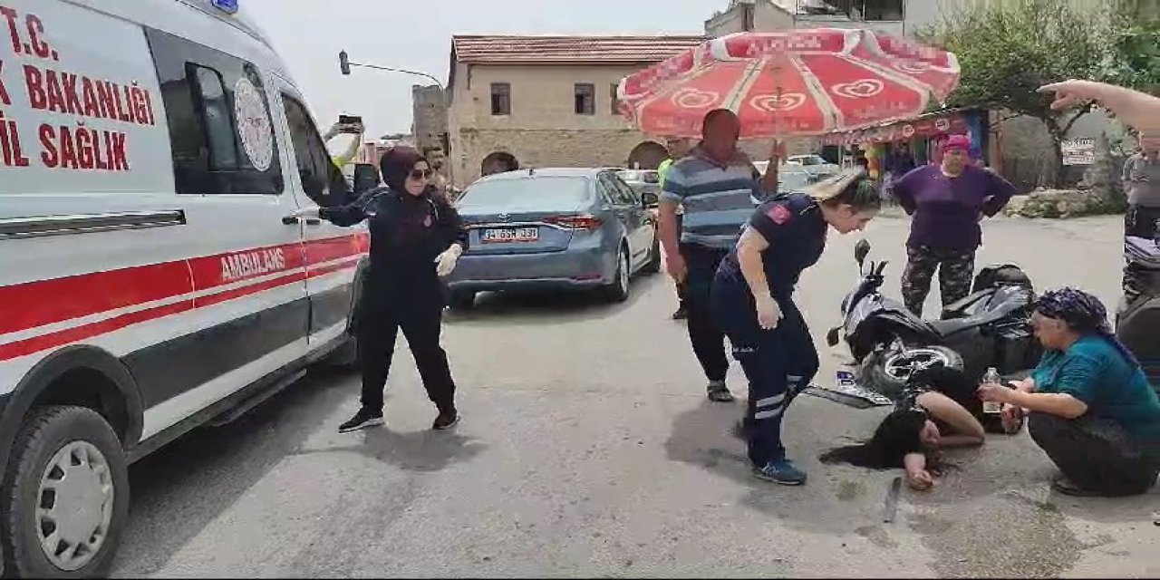 Yerdeki Yaralıya Güneşten Etkilenmemesi İçin Şemsiye Tuttular