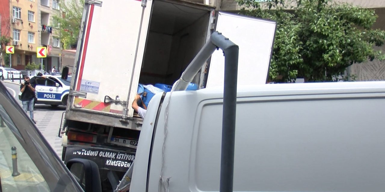 İstanbul- Bayrampaşa'da Yokuş Aşağı Kayan Kimyasal Yüklü Kamyonet Elektrik Direğine Çarptı; Kaza Kamerada