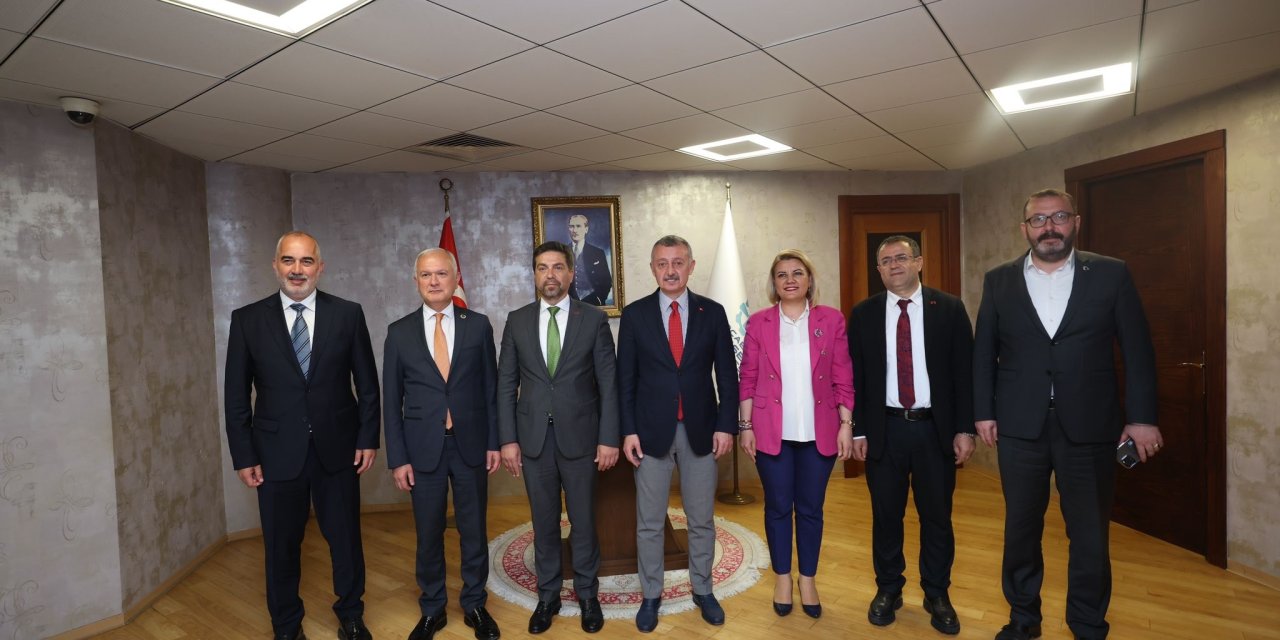 Kocaeli Büyükşehir İle İzmit Belediyesi Ekiplerinin 'Yol Yapım' Kavgası (2)