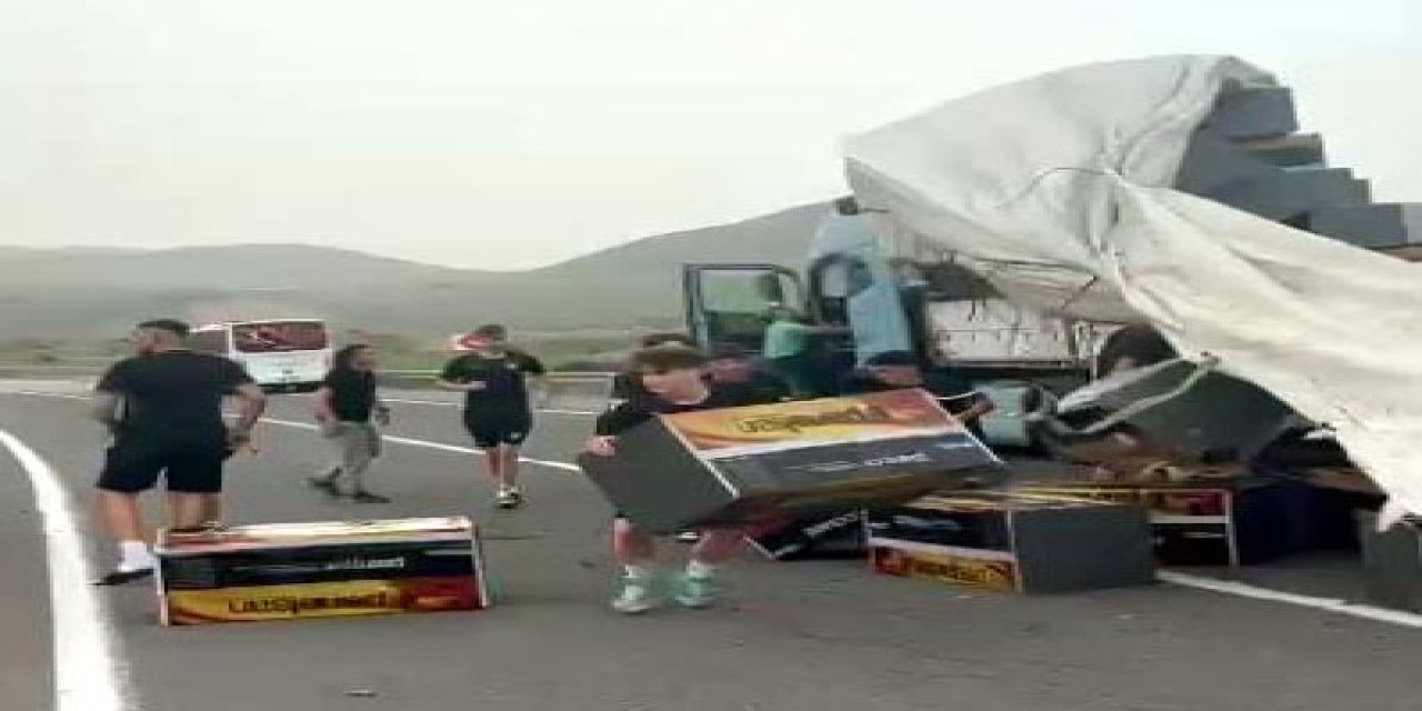 U-18 Futbolcuları, Dorsesindeki Yalıtım Malzemeleri Yola Düşen Tır’ın Şoförüne Yardım Etti