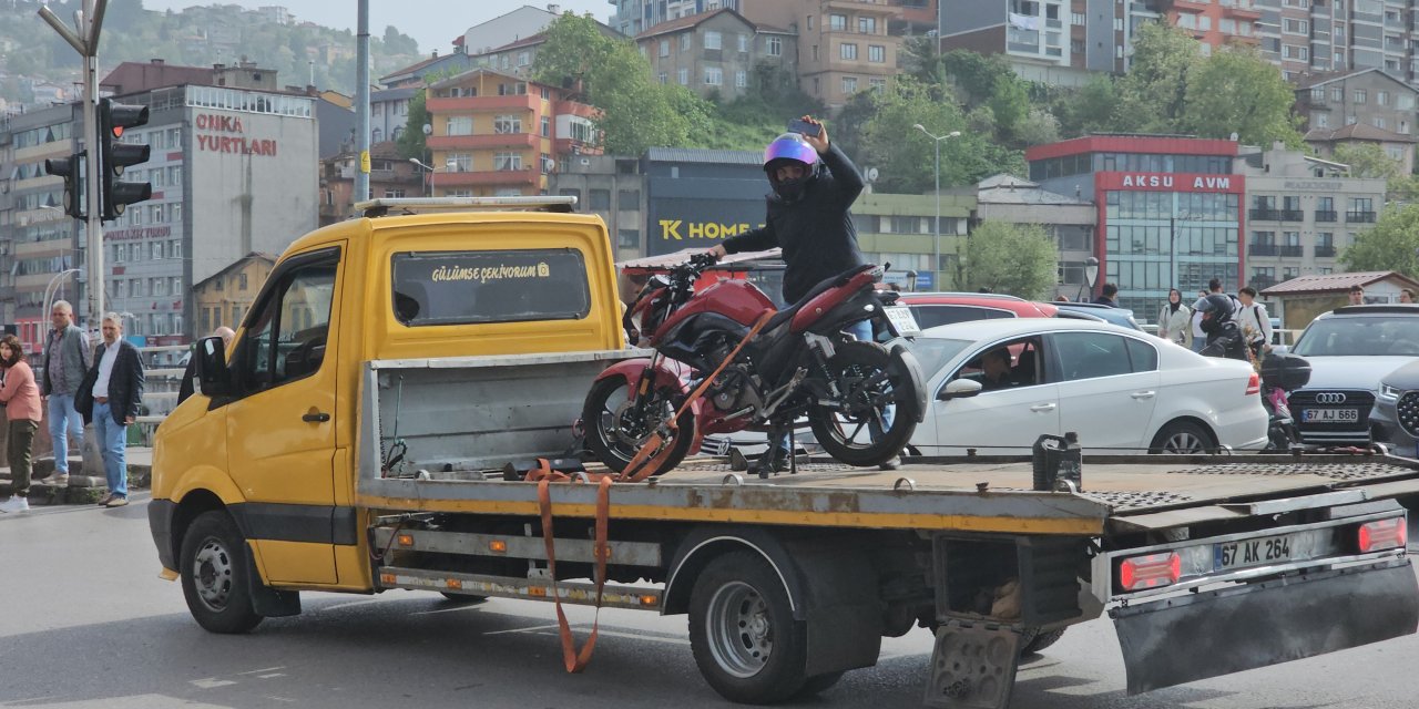 Yüksek Ses Çıkaran Egzoz Nedeniyle Menedilen Motosikletiyle Çekici Kasasında Gitti