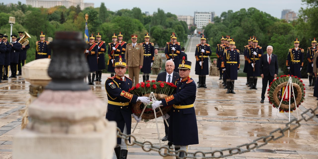 Bakan Güler, Türk Şehitliği'ni Ziyaret Etti