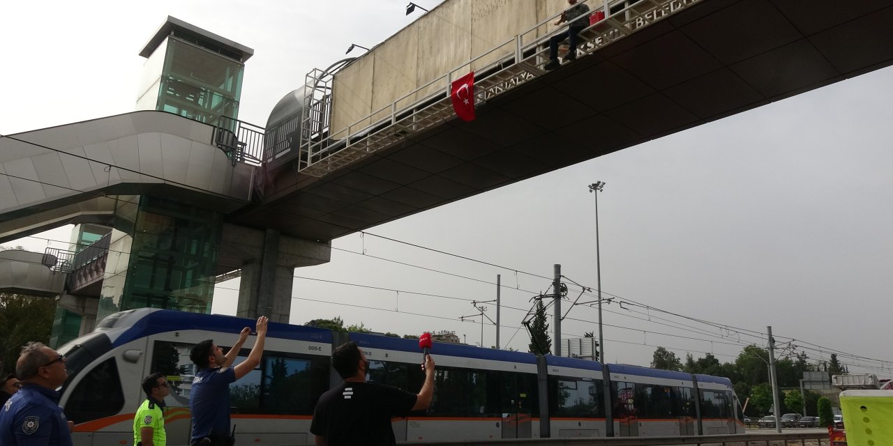 Ağabeyinin Tutukluluğunu Protesto İçin Üst Geçide Çıktı, 2 Saat Sonra Gazeteciler İkna Etti