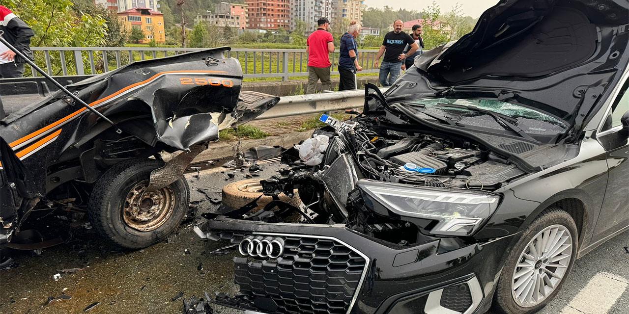 Rize''de Lüks Otomobil Yol Kenarında Arıza Yapan Araca Çarptı: 1 Yaralı