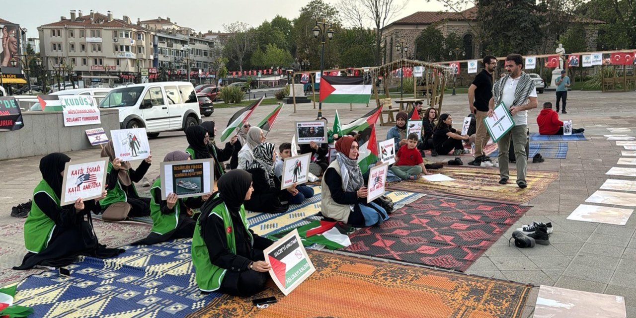 Gazze’ye Yönelik Abluka Sessiz Oturma Eylemiyle Protesto Edildi