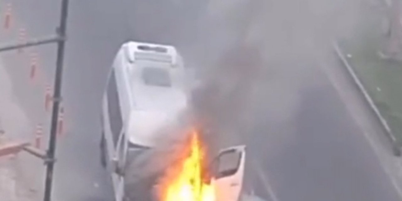 Diyarbakır'da Öğrenci Servis Minibüsünün Alev Alev Yanması Kamerada