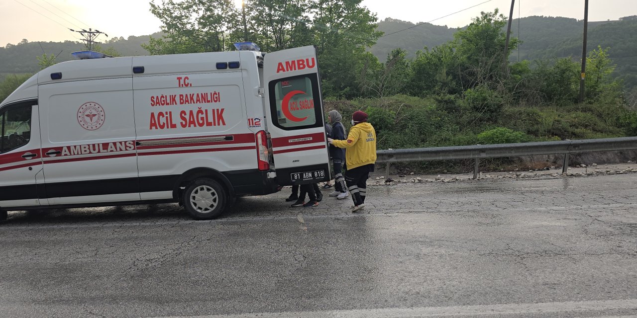 Kontrolden Çıkan Otomobil, Karşı Yönden Gelen Otomobille Çarpıştı; 4 Kişinin Yaralandığı Kaza Kamerada