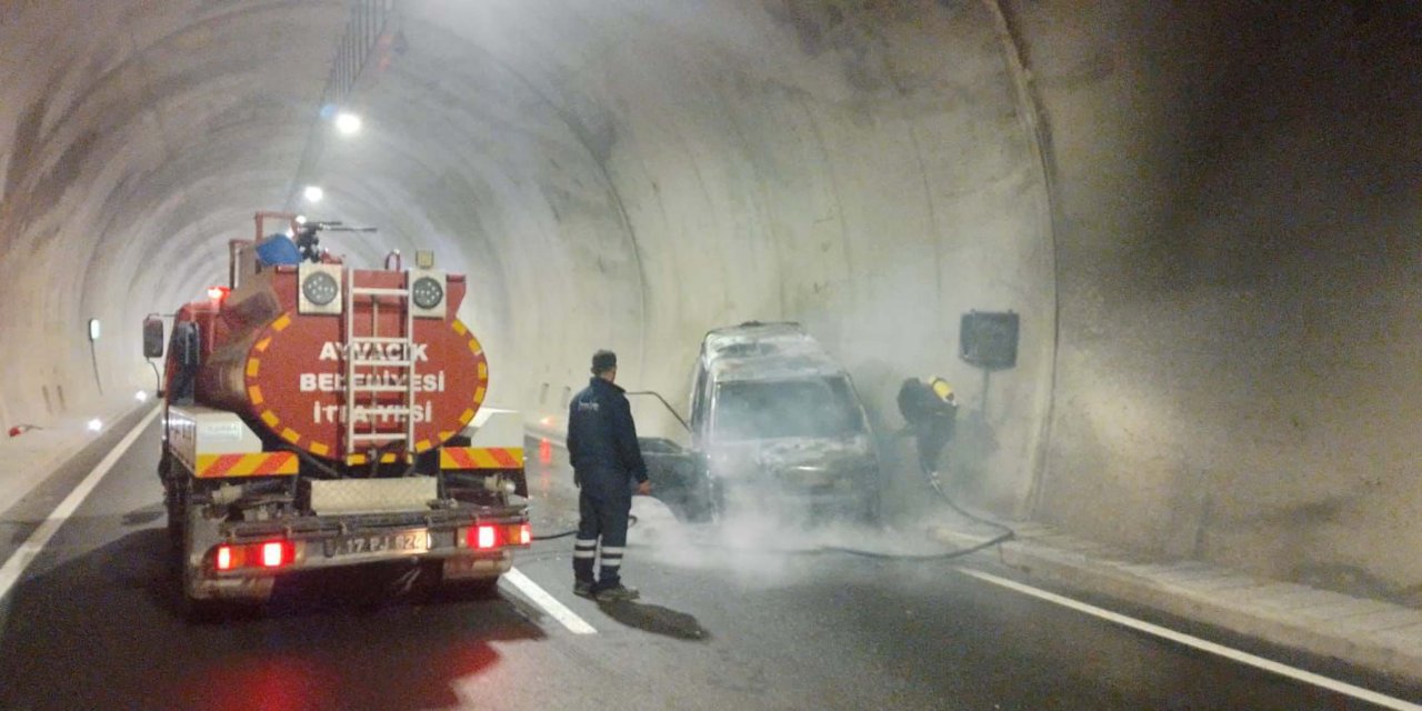 Troya Tüneli'nde Seyir Halindeki Kamyonet Yandı; Trafik Akışı Alternatif Güzergahtan Sağlandı