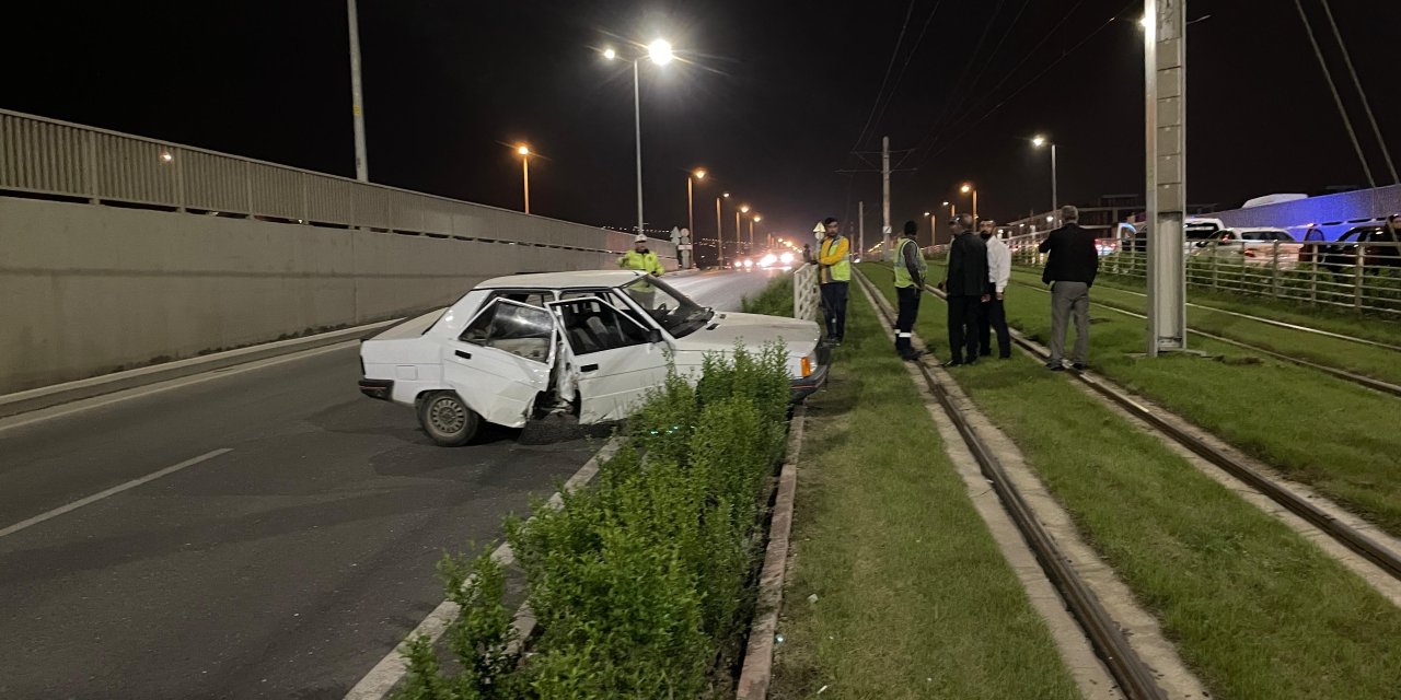 Kayseri'de Otomobil, Tramvay Yoluna Girdi: 2 Yaralı