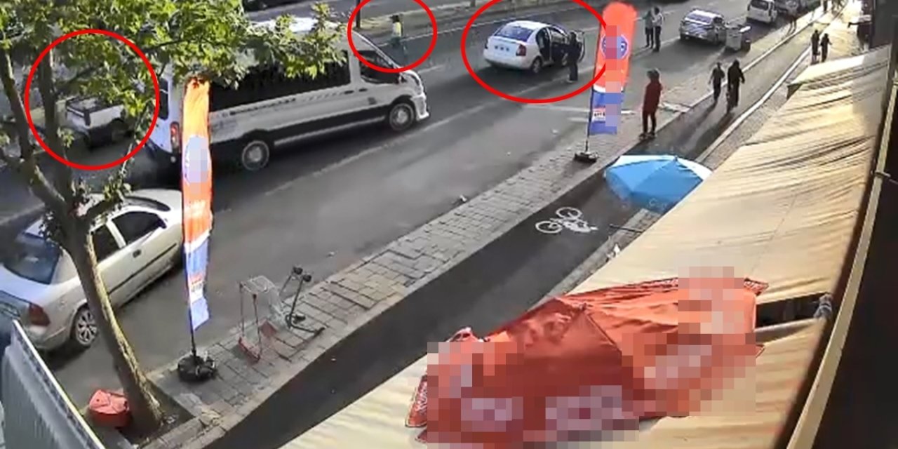 Önce Otomobilin, Sonra Kamyonetin Çarptığı Anne İle Kucağındaki Bebeği Ağır Yaralandı; Kaza Kamerada