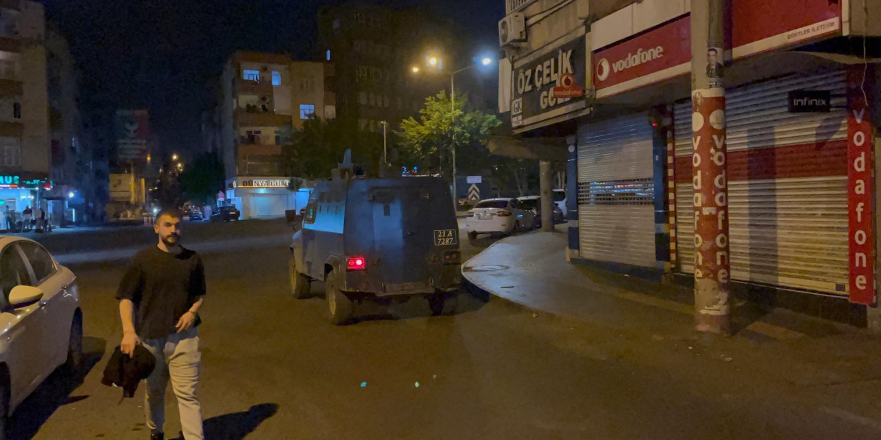 Diyarbakır'da, Caddede Otomobilin Yolcu Koltuğunda Gördüğü Annesini Tabancayla Vurdu