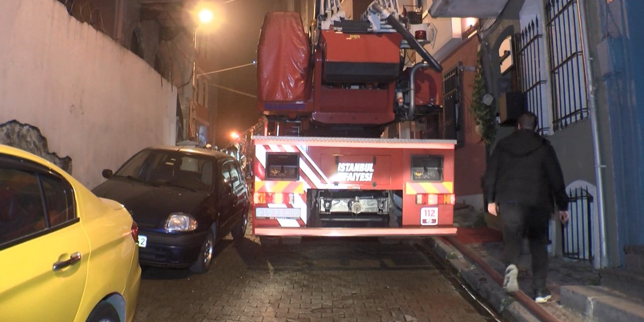 Fatih'te, 4 Katlı Binanın İkinci Katında Çıkan Yangında 2 Kişi Dumandan Etkilendi