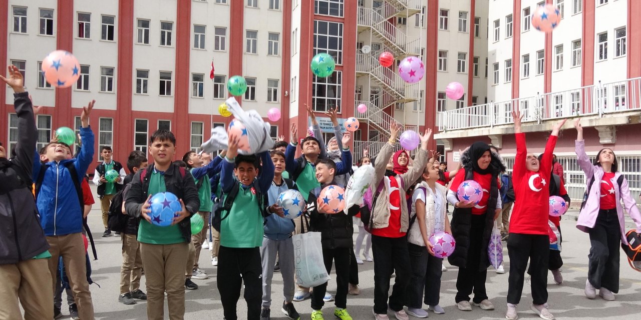 Öğretmenler, 200 Öğrenciye Top Hediye Etti