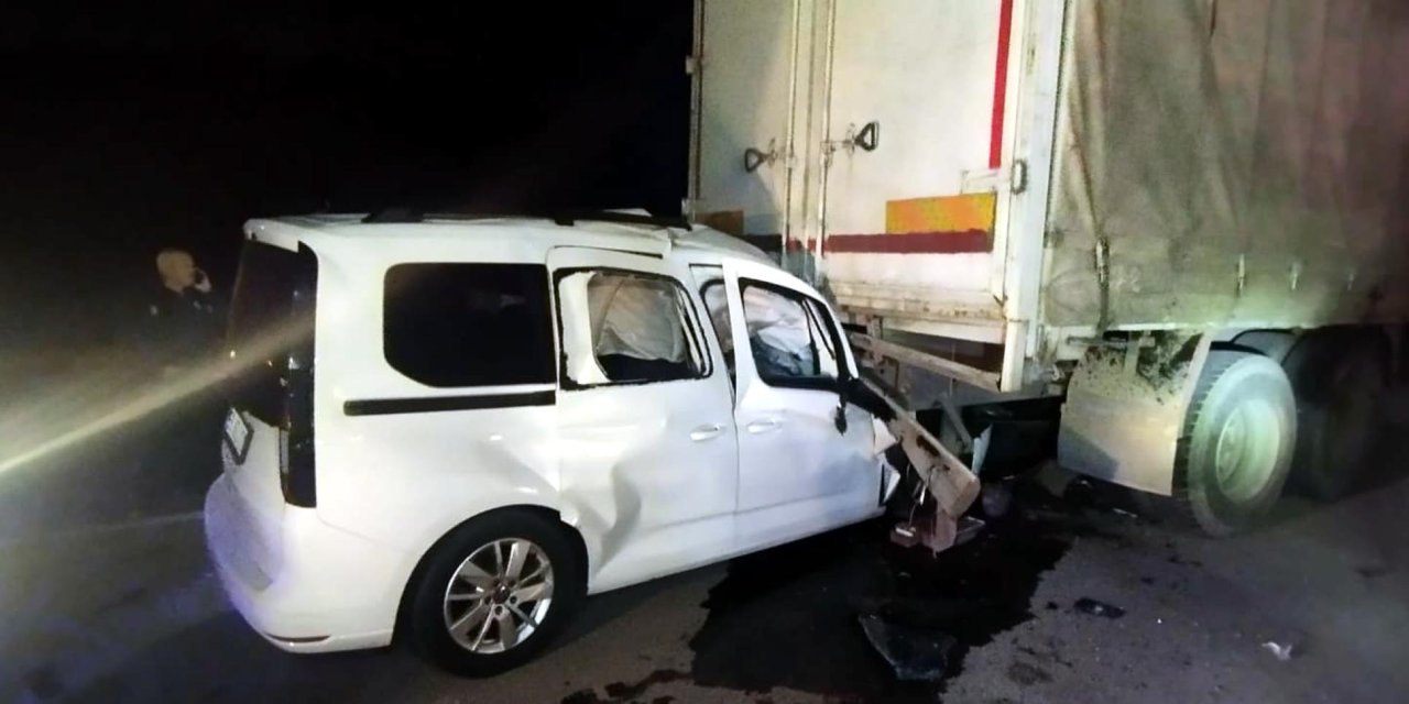 Kamyona Çarpan Hafif Ticari Aracın Sürücüsü Öldü