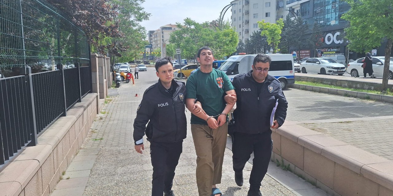 Otobüs Şoförünü Yaralayan Yolcu: Bıçaklamamdan Bir Şey Olmamış, Sadece Boynu Çizilmiş