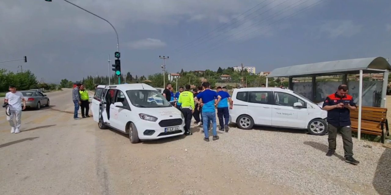 Hafif Ticari Araçlar Kavşakta Çarpıştı: 6 Yaralı