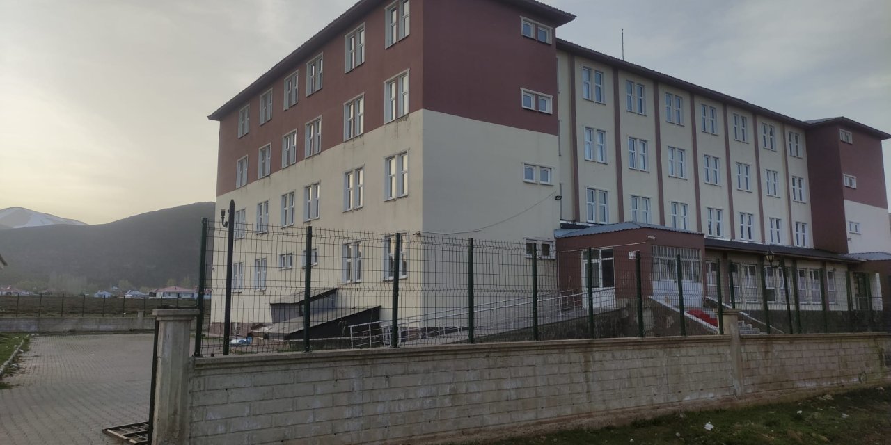 Karlıova’da 1 Okul İçin Yıkım, 1 Öğrenci Yurdunda Güçlendirme Kararı