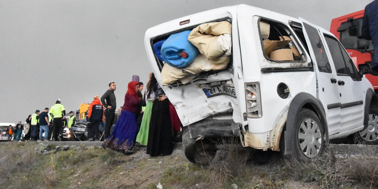 Sivas'ta İki Hafif Ticari Araç Çarpıştı: 7 Yaralı
