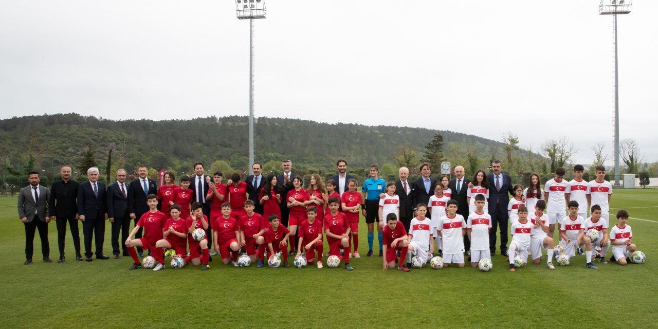 Öğrenciler, A Milli Takım'ın Eski Yıldızlarıyla Maç Yaptı