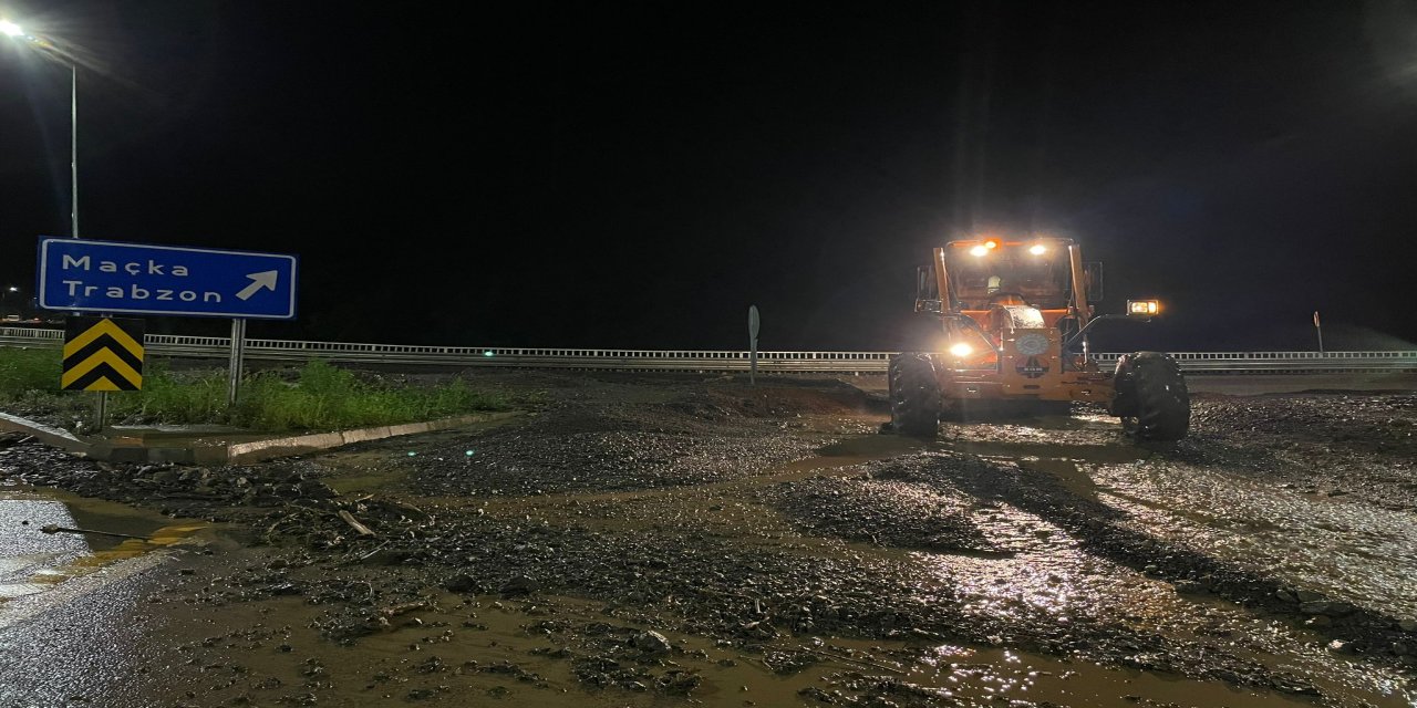 Trabzon'da şiddetli yağış hayatı olumsuz etkiledi