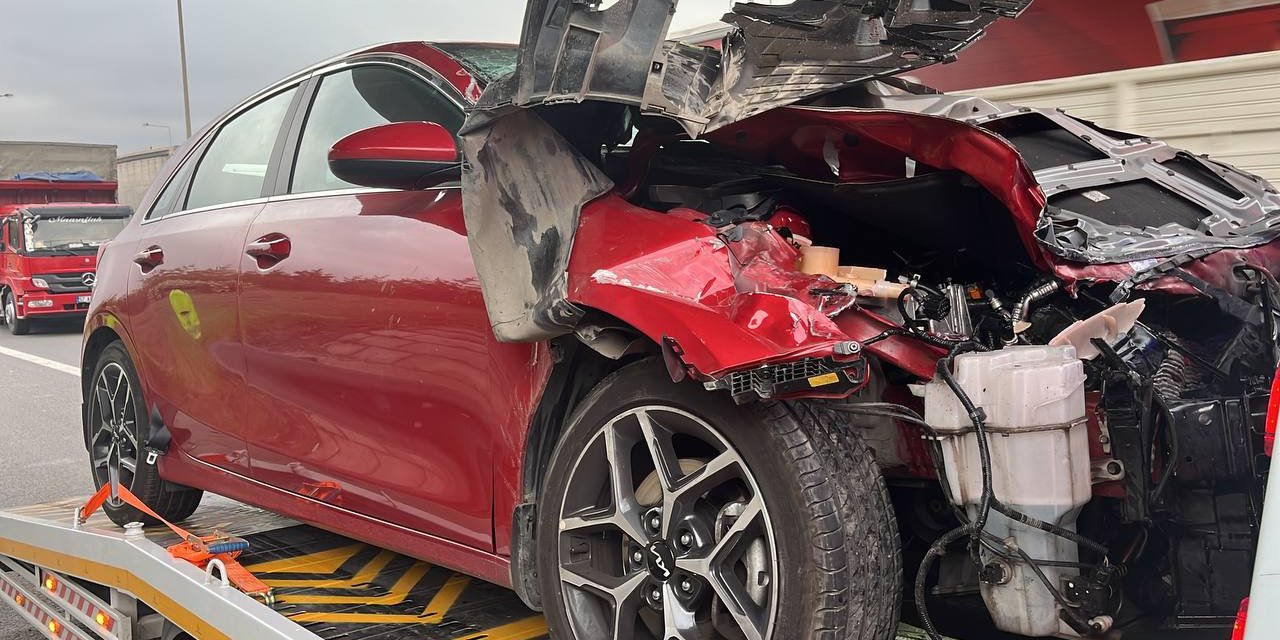 Bolu'da Tır'a Çarpan Otomobildeki 4 Kişi Yaralandı