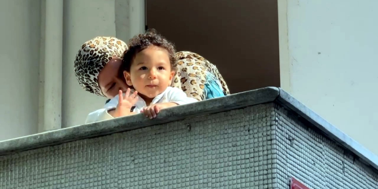 İstanbul- Avcılar’da Balkonda Mahsur Kalan Anne Ve Oğlunu İtfaiye Kurtardı