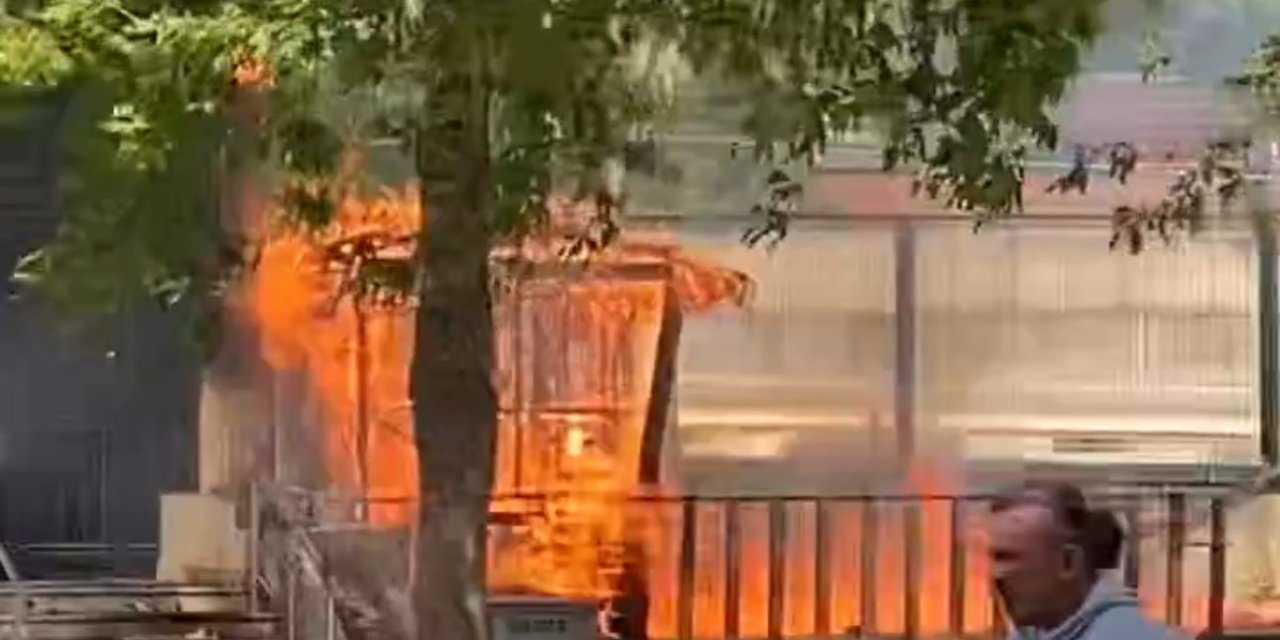 İstanbul - Kadıköy'de Yangın; Mahsur Kalan Yaşlı Kadını Kurtardı