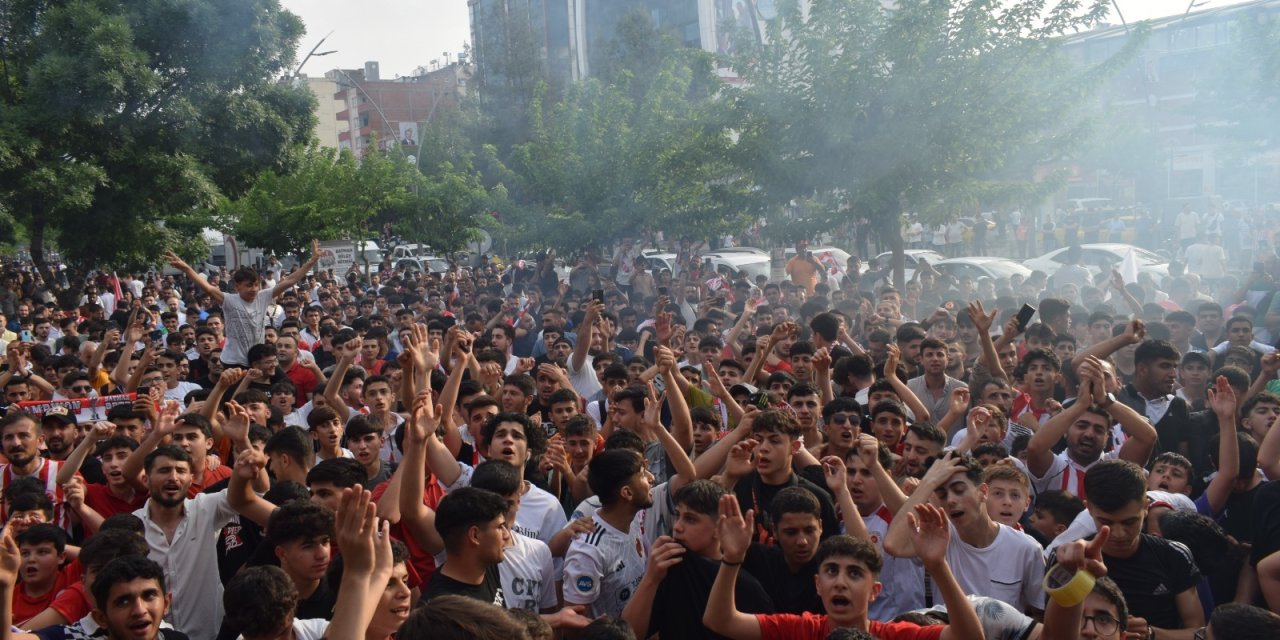 Batman Petrolspor Taraftarlarından Şampiyonluk Kutlaması