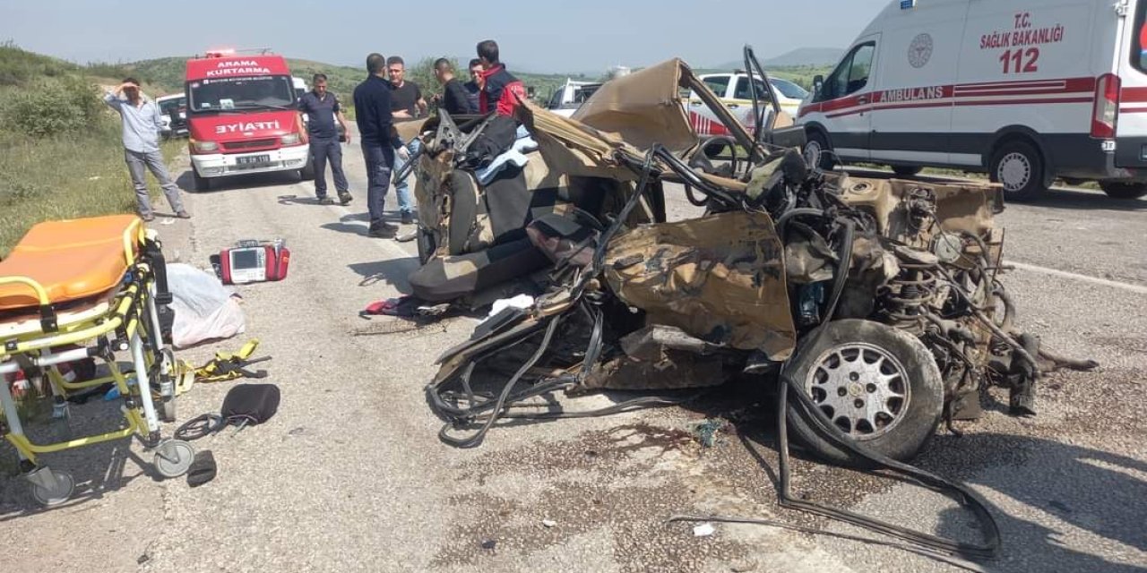 Balıkesir'de Tır'la Çarpışan Otomobil Demir Yığınına Döndü; Sürücü Yaralandı, Eşi İle Oğlu Öldü