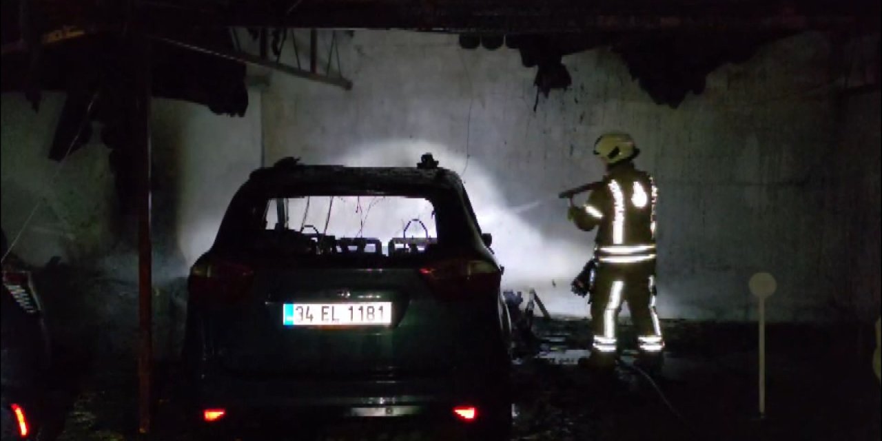 İstanbul- Kadıköy'de Otoparktaki Otomobilde Başlayan Yangın, Yanında Bulunan Araçlara Sıçradı