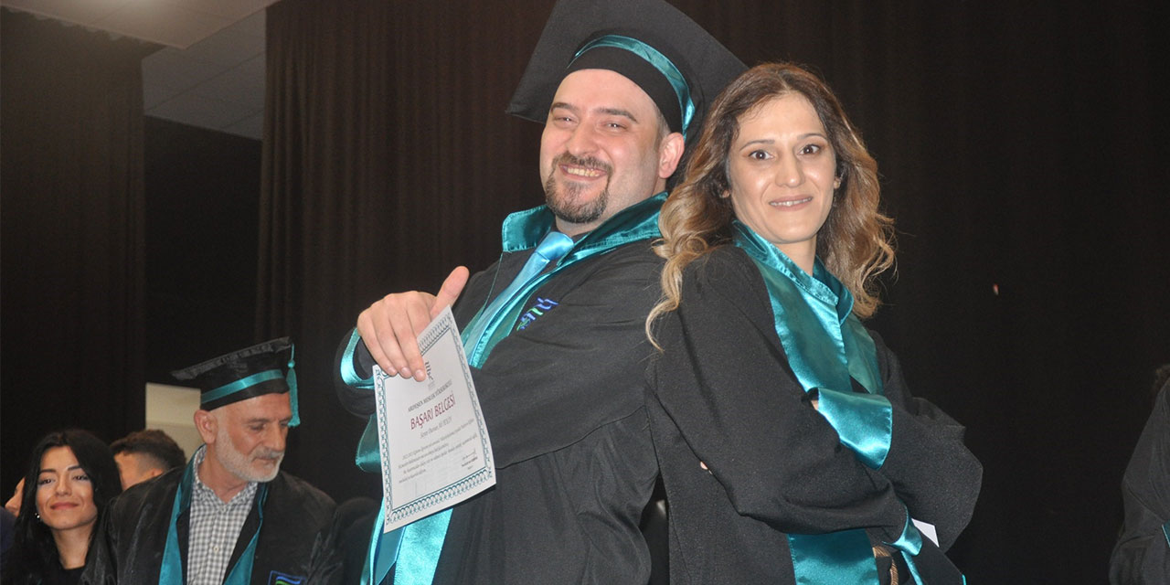 Recep Tayyip Erdoğan Üniversitesinde öğrenim gören abla-kardeş okulu birinci ve ikinci olarak bitirdi