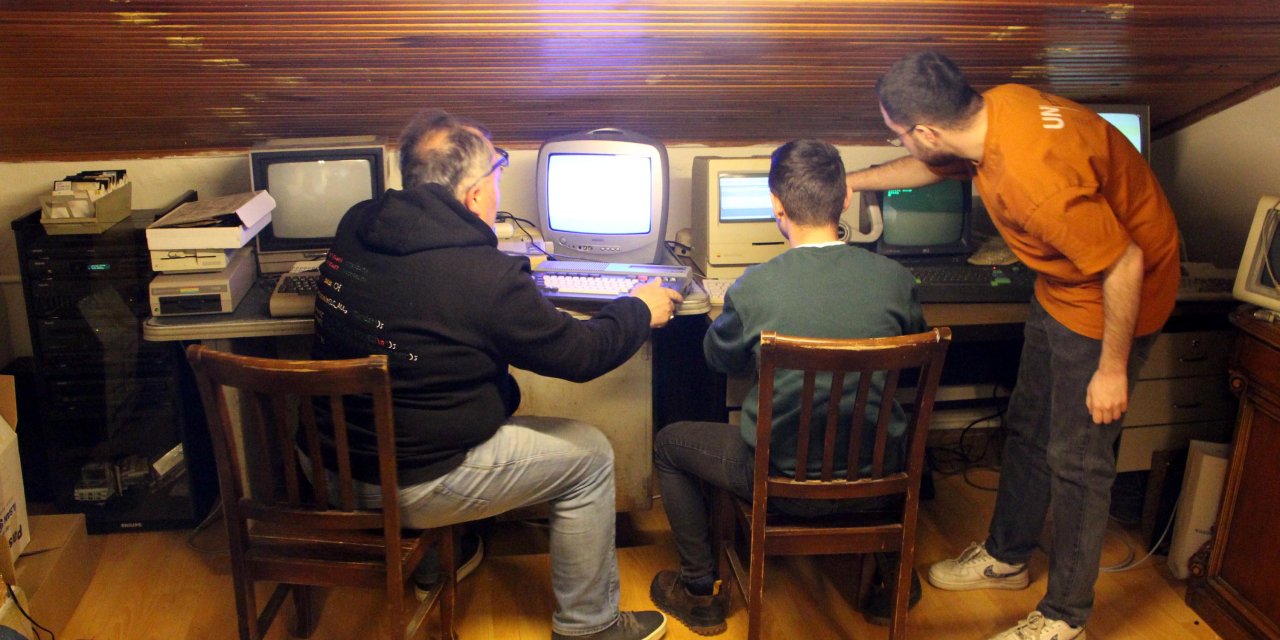 Üniversite Öğrencileri, Teknoloji Evrimini Eski Bilgisayarlarla Öğreniyor