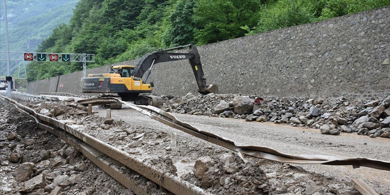 Sağanağın ulaşımı aksattığı Trabzon-Gümüşhane kara yolunda temizlik çalışmaları sürüyor