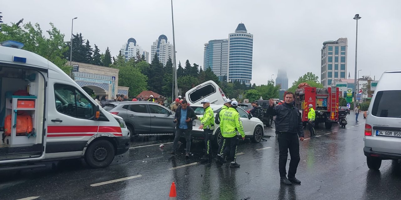 İstanbul - Beşiktaş'ta 7 Aracın Karıştığı Zincirleme Kaza: Yaralılar Var-1