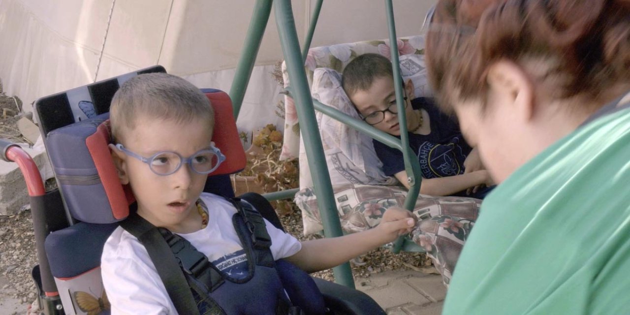 Depremden Kurtulan Sp'li İkizler Emir İle Demir Dik Oturup, Düz Basmaya Başladı