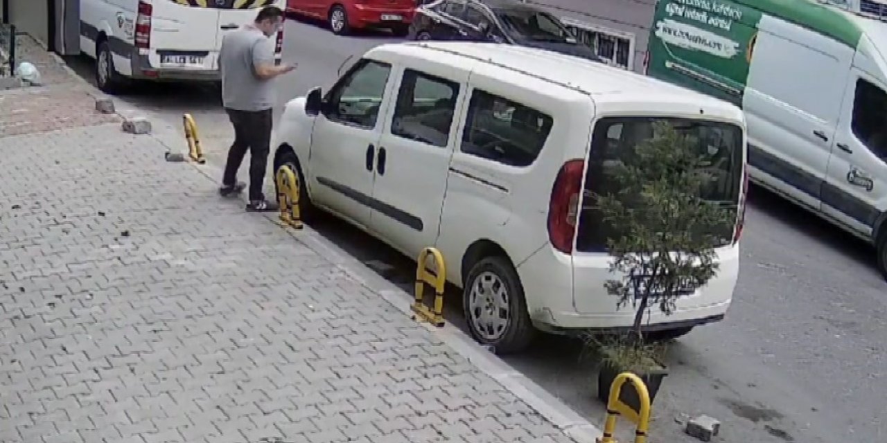 İstanbul - Eyüpsultan'da Hatalı Park Tartışmasında Sopalı Bıçaklı Grup Şoförü Darbetmeye Çalıştı, Minibüse Saldırdı