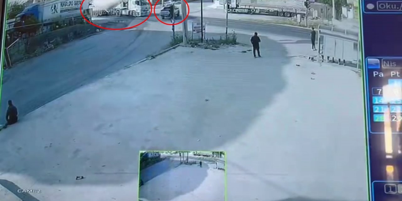 3 Kişinin Yaralandığı Tır İle Kamyonetin Çarpıştığı Kaza Kamerada