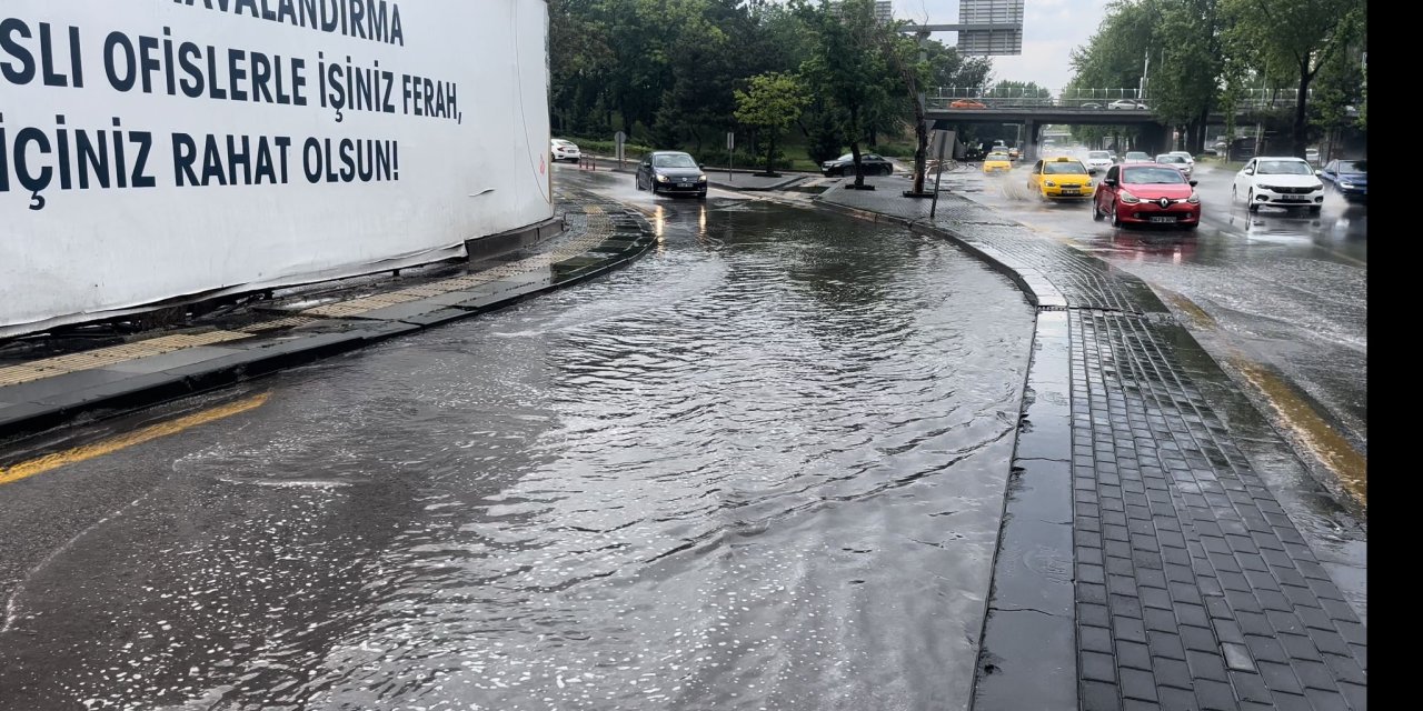 Ankara'da Sağanak Ve Dolu Etkili Oldu; Yollar Göle Döndü