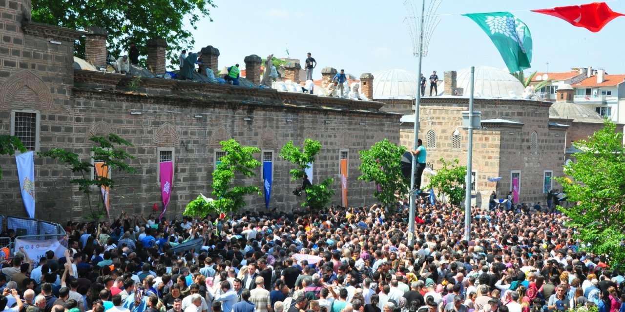 7 Ton Mesir Macunu, 20 Dakikada Halka Saçıldı