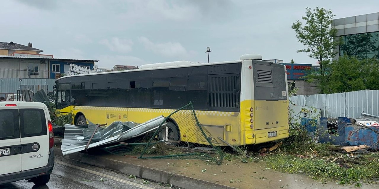 İstanbul - Ümraniye'de İett Otobüsü İş Yerinin Bahçesine Girdi