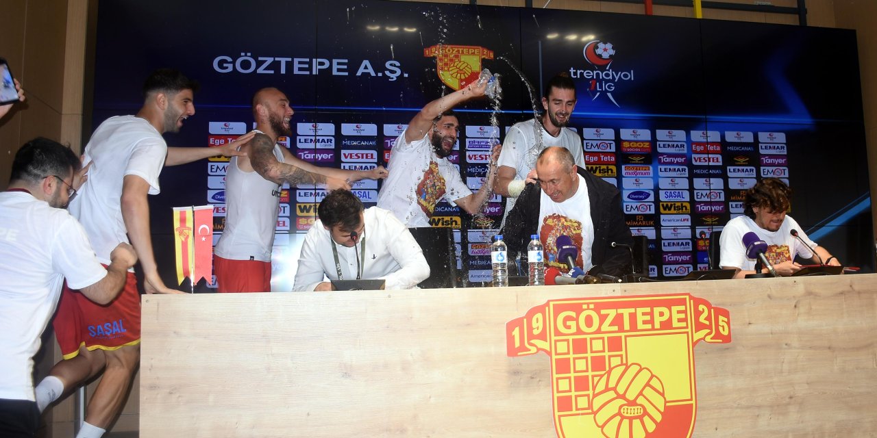 Göztepe'de Stanimir Stoilov'a Islak Kutlama