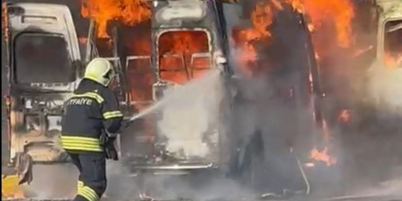 Muğla'da Çarpışan 2 Minibüsün Alev Alev Yanması Kamerada: 14 Yaralı