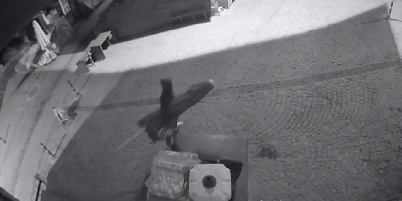 Beypazarı'nda, İş Yerinden Şemsiye Çalan Hırsız Kamerada