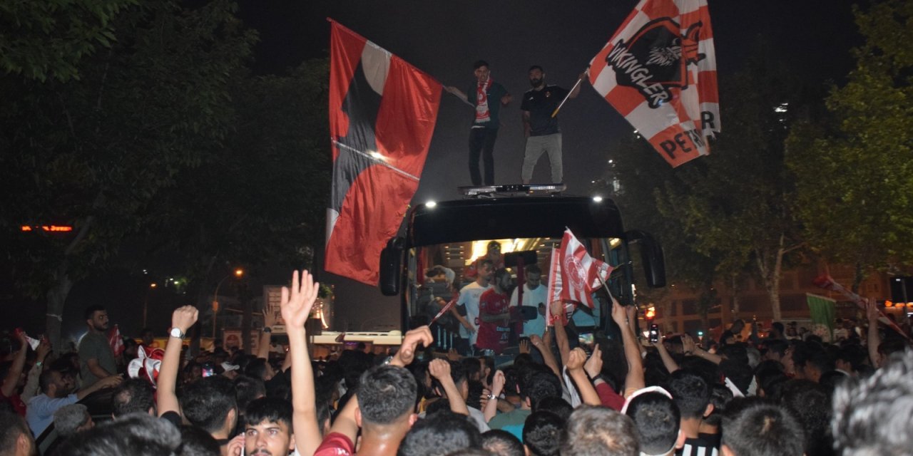 2’nci Lige Yükselen Batman Petrolspor'u Taraftarlar Kentte Coşkuyla Karşıladı