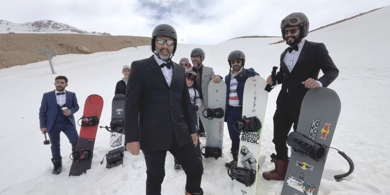 Takım Elbise, Kravat Ve Papyonla Snowboard
