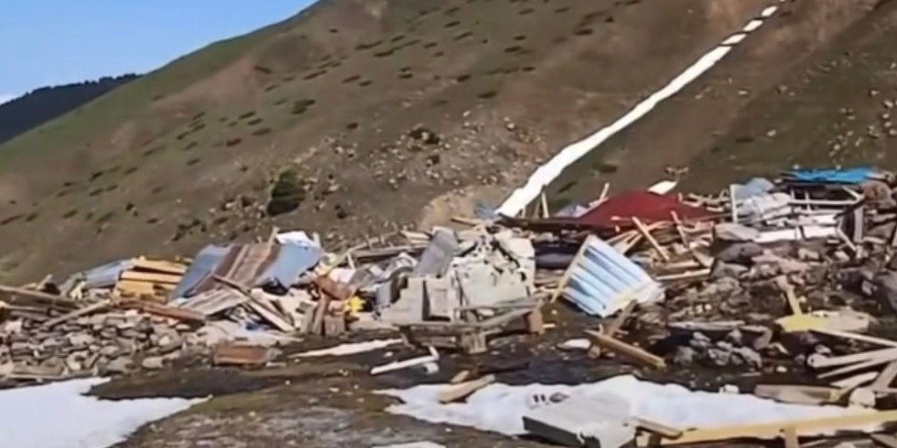 Kar Eriyince Çıktıkları Yaylada 9 Evin Yıkıldığını Gördüler