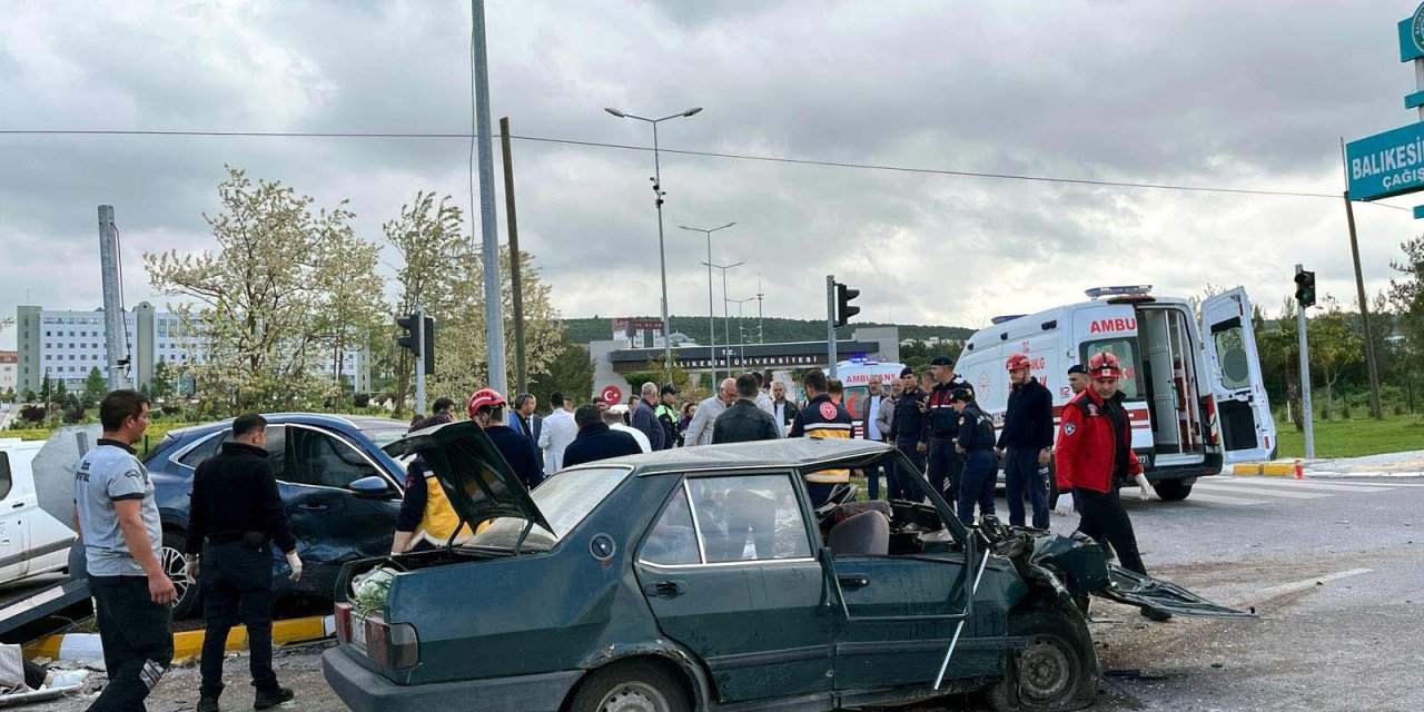 Balıkesir’de 2 Otomobil Çarpıştı: 1 Ölü, 5 Yaralı
