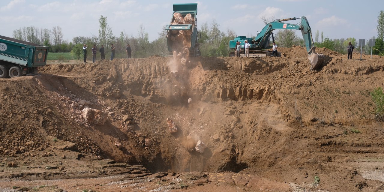 Konya'da Çarşamba Çayı Tabanında Çok Sayıda Obruk Ve Yarık Oluştu;  Su Başka Kanala Aktarıldı