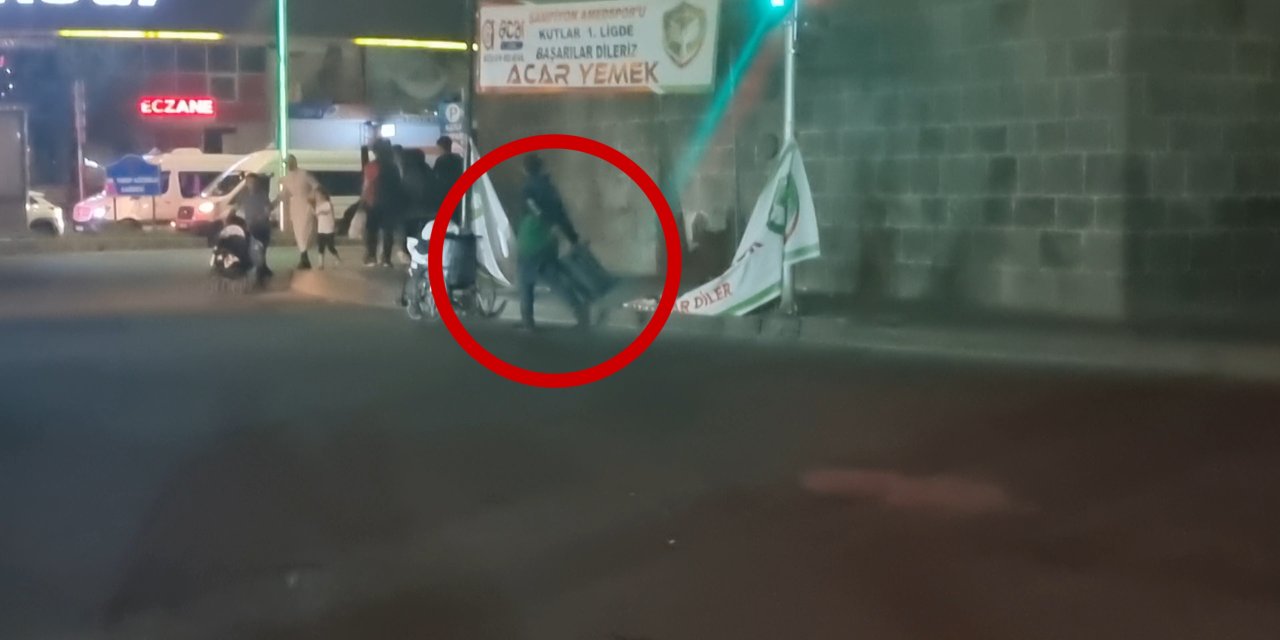 Park Halindeki Ambulansın Meyve Kasası İle Camını Kırdı; Kaçtığı An Kamerada