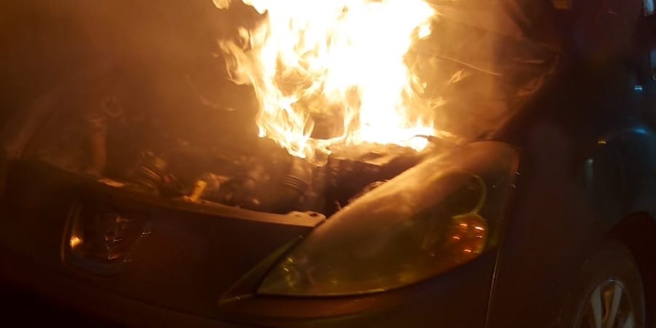 İstanbul-ümraniye Tem Otoyolu’nda Hafif Ticari Araç Alev Alev Yandı